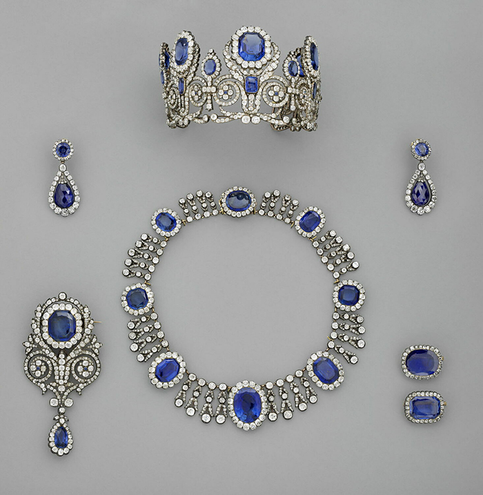 Conjunto de joyas antiguas de zafiros y diamantes que incluye un collar, una tiara, aretes y un broche vinculados a historias de ladrones de joyas.