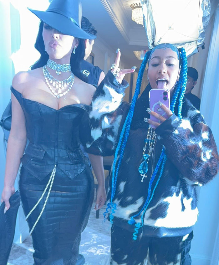 La advertencia de Kanye West resurge cuando su hija North muestra una nueva apariencia alarmante, posando de manera atrevida con el cabello azul trenzado.