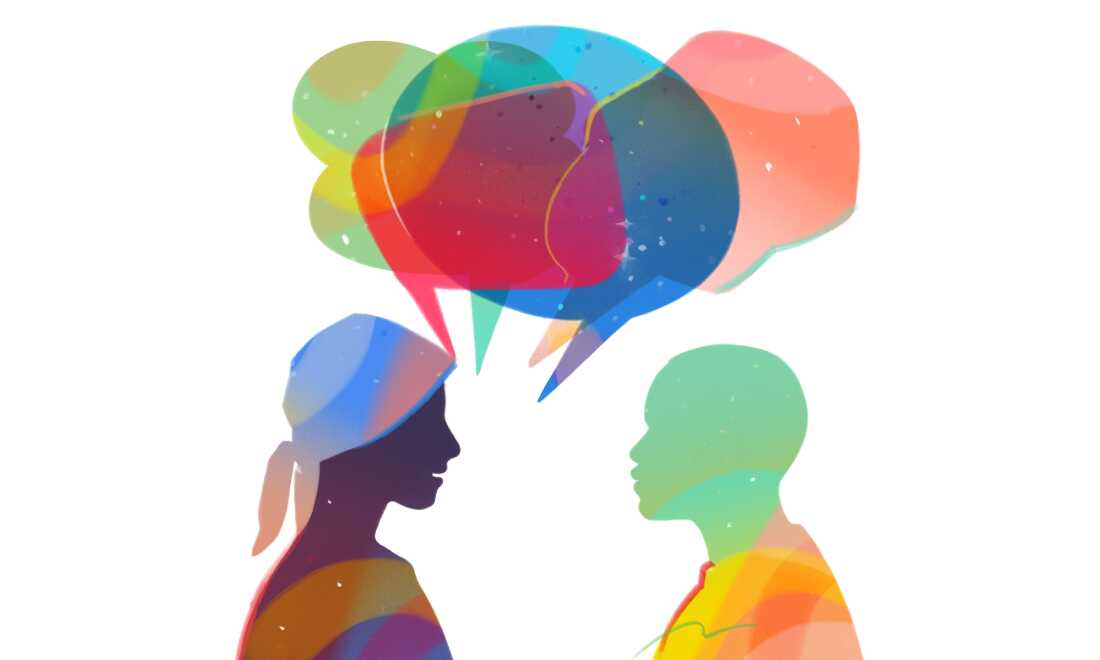 Coloridas siluetas de perfil una frente a otra. La persona de la izquierda está recibiendo quimioterapia. Llevan una cubierta en la cabeza y de su boca emanan coloridos globos de diálogo. La persona de la izquierda mira hacia ellos, escuchando. 