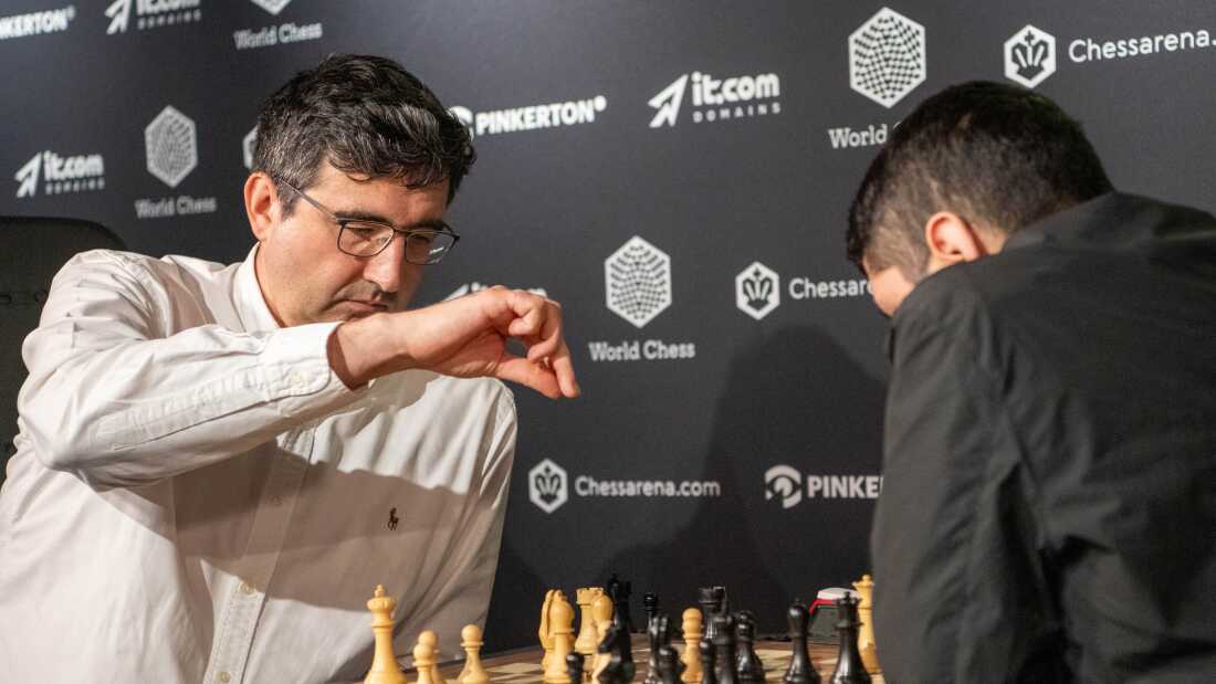 Los grandes maestros de ajedrez Vladimir Kramnik (izquierda) y José Martínez Alcántara se enfrentan en el torneo World Chess Clash of Blames el 19 de agosto de 2024 en Londres. La Federación Internacional de Ajedrez dijo el miércoles que está investigando a Kramnik por acusaciones de trampas que hizo a Daniel Naroditsky y otros jugadores de élite.