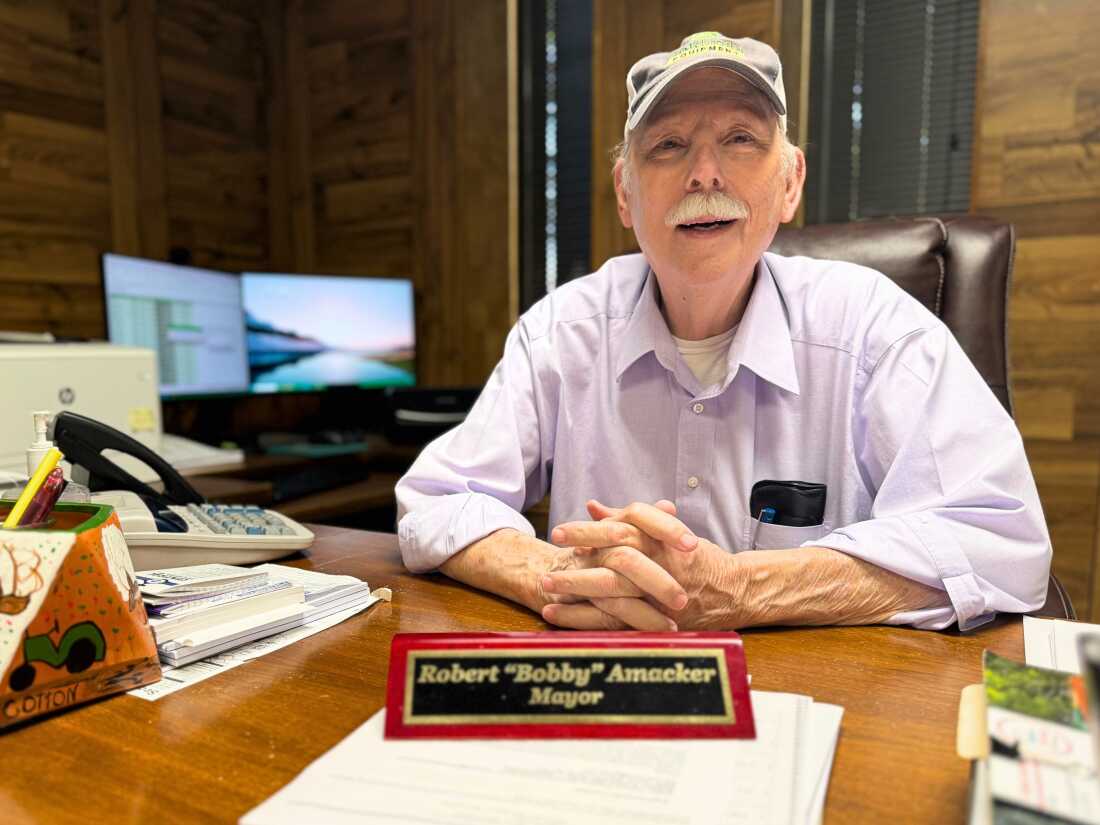El alcalde de Lake Providence, Robert “Bobby” Amacker. Sin Medicaid y Medicare, dice, muchas personas en su ciudad 