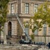 Una cesta elevadora utilizada por ladrones se ve el domingo en el museo del Louvre en París.
