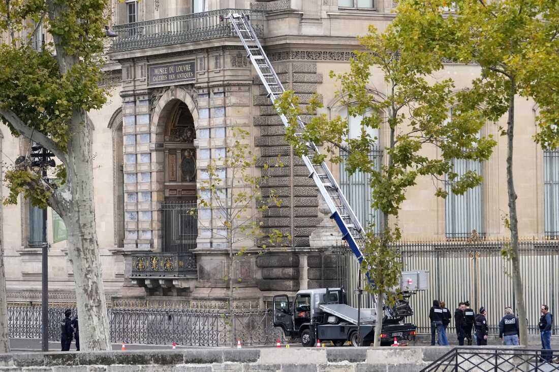 Agentes de policía trabajan junto a una cesta elevadora utilizada por ladrones el domingo 19 de octubre de 2025 en el museo del Louvre en París.