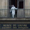 Un oficial forense examina la ventana cortada y el balcón de una galería del Museo del Louvre, que fue escenario de un robo el 19 de octubre en París.