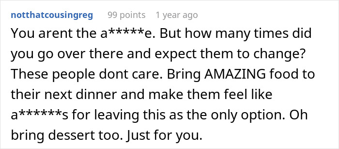 Comentario que destaca a una madre que se niega a cenar en familia después de haber sido ignorada por sus suegros y comparte consejos sobre cómo responder.