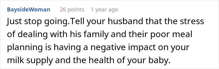 Captura de pantalla de un comentario en línea que aconseja a mamá que deje de asistir a cenas familiares porque sus suegros la ignoran.