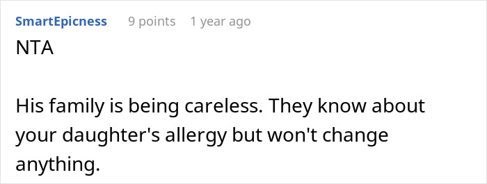 Captura de pantalla de un comentario en un foro sobre una madre que se niega a cenar en familia después de haber sido ignorada por sus suegros.