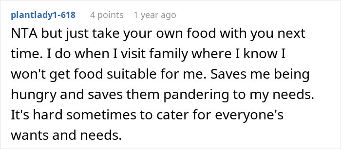 Comente sobre la dinámica de la cena familiar, hablando de una madre que se niega a asistir después de haber sido ignorada por sus suegros.