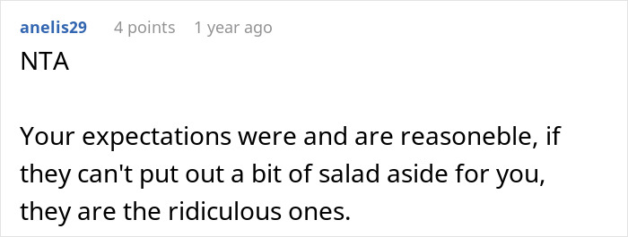 Comentario de un foro en línea que enfatiza a una madre que se niega a cenar en familia después de haber sido ignorada por sus suegros.