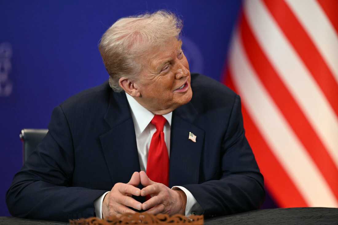 El presidente de Estados Unidos, Donald Trump, asiste a la ceremonia de firma de un acuerdo de alto el fuego entre Tailandia y Camboya al margen de la 47ª cumbre de la Asociación de Naciones del Sudeste Asiático (ASEAN) en Kuala Lumpur, Malasia, el domingo 26 de octubre de 2025.