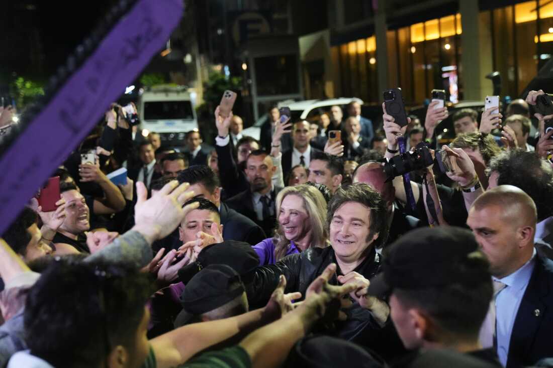El presidente de Argentina, Javier Milei, saluda a sus partidarios después de ganar las elecciones legislativas de mitad de período en Buenos Aires, Argentina, el domingo 26 de octubre de 2025.