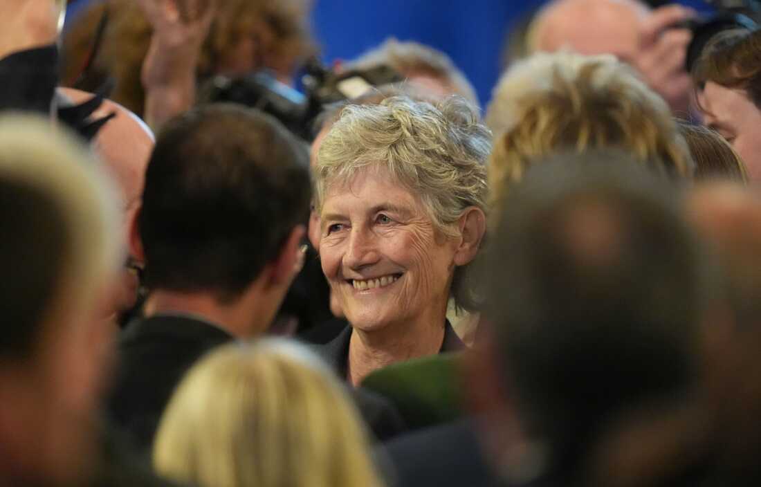Catherine Connolly se reúne con sus seguidores en el Castillo de Dublín el sábado 25 de octubre de 2025. (Niall Carson/vía AP)