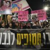 Los israelíes protestan contra el gobierno del primer ministro Benjamin Netanyahu y piden la liberación de los rehenes retenidos en la Franja de Gaza por el grupo militante Hamas, en Tel Aviv, Israel, el 14 de diciembre de 2024.