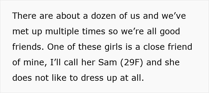 Extracto de texto sobre una mujer que defiende excluir a un amigo de un baile extravagante para mantener la estética.