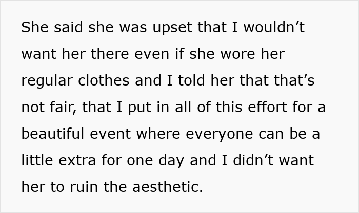 Extracto de texto que describe a una mujer que defiende la exclusión de un amigo para preservar la estética de un baile extravagante.