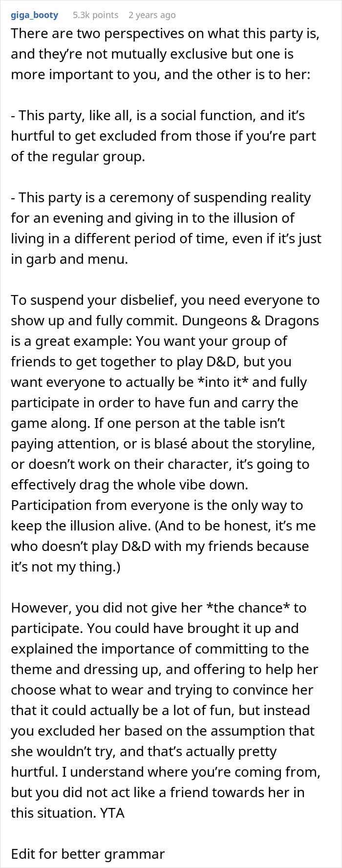 Publicación de texto que analiza la dinámica social y la suspensión de la realidad en un baile extravagante, centrándose en la exclusión y las preocupaciones estéticas.