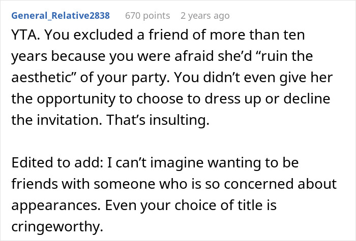 Comentario de Reddit que critica la exclusión de un amigo de un baile extravagante, citando preocupación por arruinar la estética.