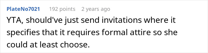 Comentario del usuario PlateNo7021 que sugiere invitaciones con vestimenta formal para excluir a un amigo de una estética de baile extravagante.