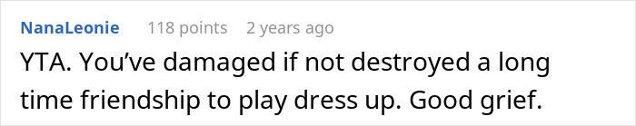 Captura de pantalla de un comentario de Reddit que analiza el impacto de excluir a un amigo de un evento de baile extravagante.