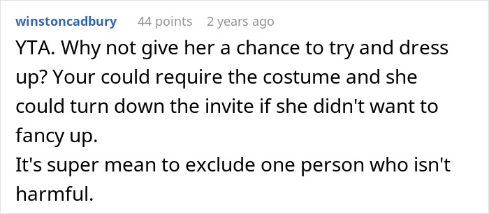 Comentario de usuario defendiendo excluir a amigo del baile, debatiendo estética e inclusión en evento extravagante.