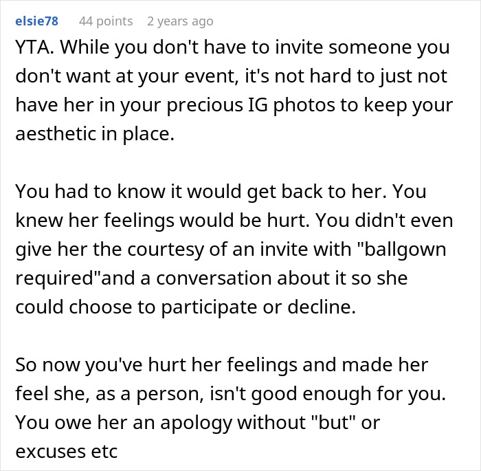 Comentario defendiendo la exclusión de un amigo de un baile extravagante, discutiendo sentimientos heridos y preocupaciones estéticas.