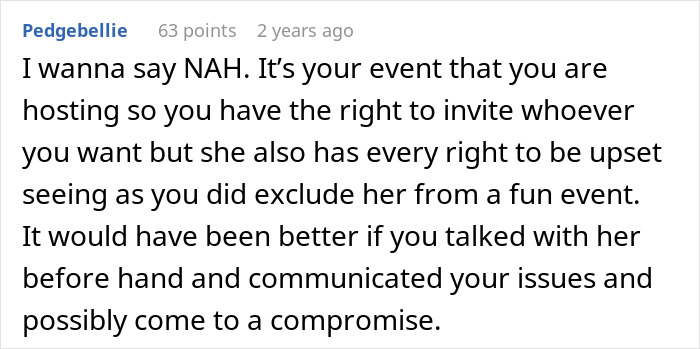 Comentario de usuario defendiendo la exclusión de un amigo de un baile extravagante, discutiendo cuestiones estéticas y de control de la realidad.