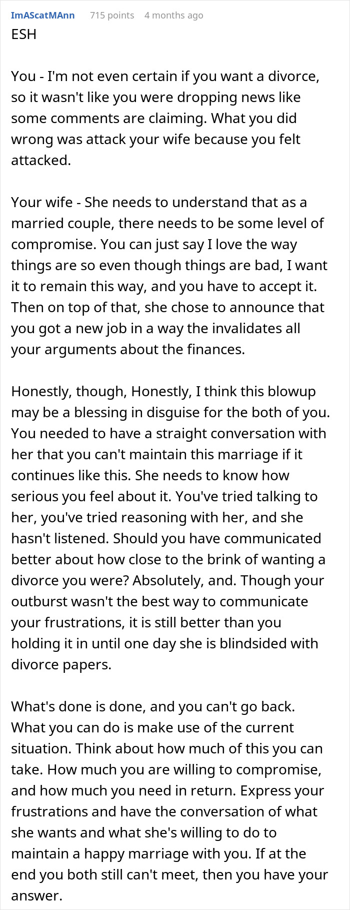 Texto alternativo: Hombre y esposa enfrentan problemas matrimoniales con amenazas de divorcio durante una cena que involucra a los padres de la esposa y luchas en las relaciones.
