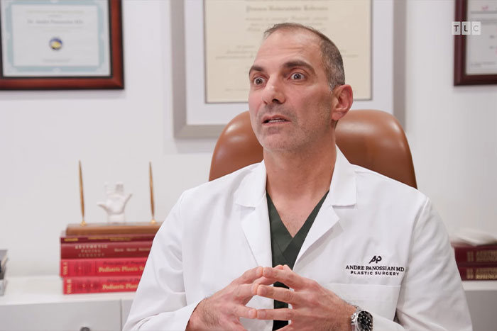 Médico con bata blanca analiza la ayuda urgente para un hombre con un tumor facial de 4 libras en un consultorio médico