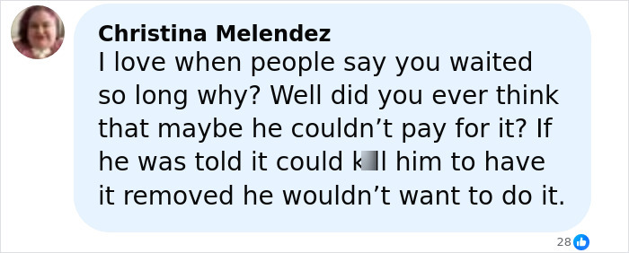 Comentario de una usuaria llamada Christina Meléndez sobre los motivos del retraso en el tratamiento de un hombre con un tumor facial de 4 libras.