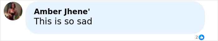 Mujer comentando una publicación en las redes sociales expresando tristeza porque un hombre con un tumor facial de 4 libras busca ayuda médica urgente.