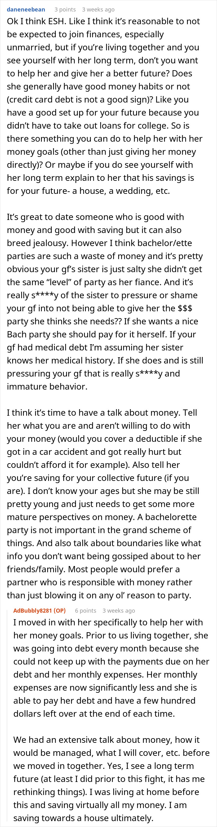 Captura de pantalla de una discusión en Reddit sobre una mujer que exige ingresos combinados y un novio considerado egoísta con el dinero.