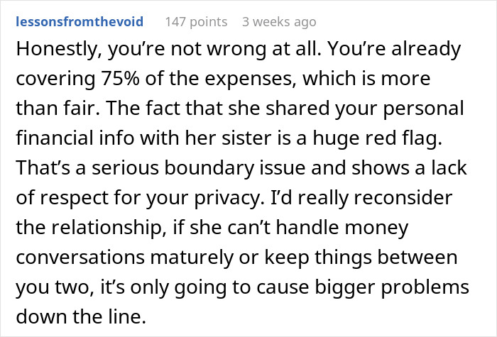 Texto alternativo: comentario de Reddit que aconseja reconsiderar la relación sobre cuestiones combinadas de ingresos y límites financieros.