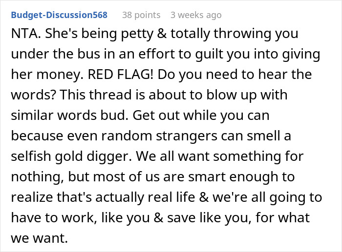 Captura de pantalla de una discusión en línea donde un usuario critica a una mujer exigiendo ingresos combinados y etiqueta a su novio como egoísta con el dinero.