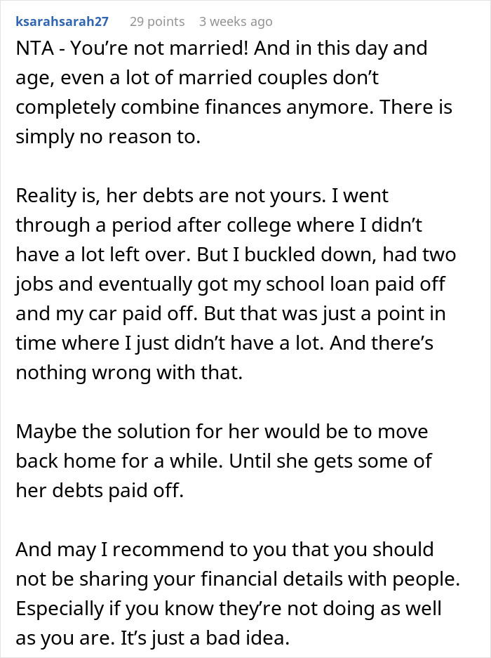 Comentario de Reddit sobre una mujer que exige ingresos combinados y un novio que se niega por la independencia financiera y las deudas.