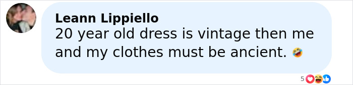 Las redes sociales comentan sobre el uso de un vestido vintage de hace 20 años, comparándolo con humor con ropa antigua.
