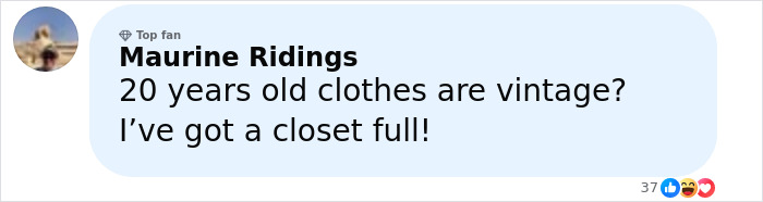 Mujer que vuelve a usar un vestido vintage de hace 20 años en una gala, mostrando elegancia atemporal y estilo de moda clásico.