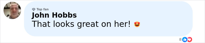 La hija de Catherine Zeta-Jones luce un vestido vintage en una gala, mostrando elegancia atemporal y moda clásica.