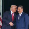 El presidente Donald Trump, izquierda, y el presidente chino Xi Jinping, derecha, se dan la mano después de su reunión cumbre entre Estados Unidos y China en el Aeropuerto Internacional Gimhae Jinping en Busan, Corea del Sur, el jueves 30 de octubre de 2025. 