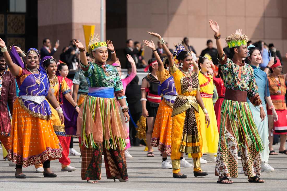 Los bailarines actúan mientras el presidente Donald Trump aborda el Air Force One en el Aeropuerto Internacional de Kuala Lumpur en Sepang, Malasia, mientras parte hacia Japón, el lunes 27 de octubre de 2025. 