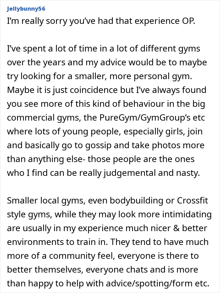 Comentarista que habla sobre el trauma infantil y una mujer con sobrepeso que enfrenta un juicio en gimnasios comerciales llenos de adolescentes que ríen y chismean.