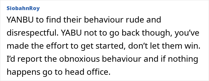Mujer con sobrepeso en el gimnasio abrumada por un trauma infantil después de que los adolescentes se rieran de ella durante una sesión de entrenamiento