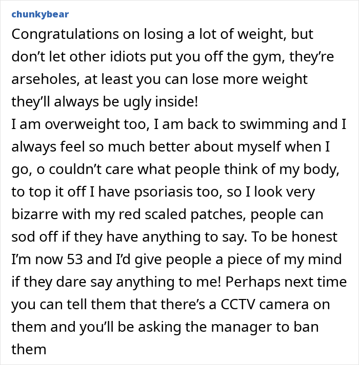 Comentario que expresa apoyo a una mujer con sobrepeso que enfrenta un trauma infantil y a los adolescentes que se ríen de ella en el gimnasio.