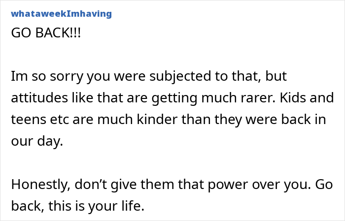 Mujer que reflexiona sobre el trauma infantil y las luchas contra el sobrepeso después de que los adolescentes se rieran de ella en el gimnasio, sintiéndose emocional y vulnerable.