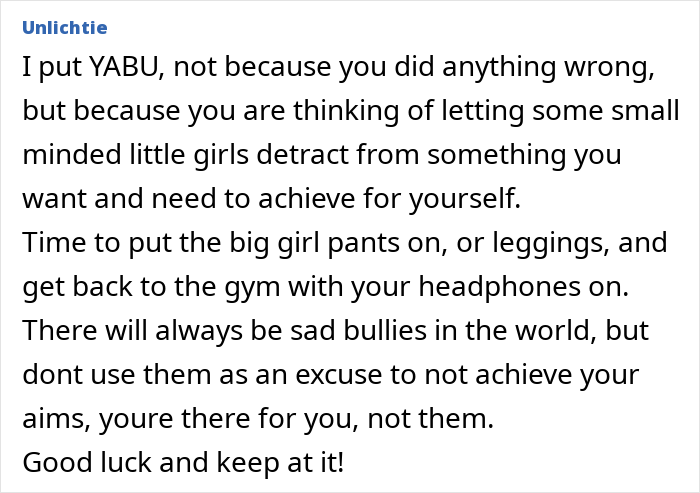 Mujer con sobrepeso en el gimnasio lidiando con un trauma infantil después de que los adolescentes se ríen, mostrando fuerza y ​​resistencia en el entrenamiento.