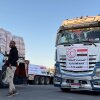 Camiones cargados con ayuda humanitaria en el lado egipcio del cruce de Rafah esperan para cruzar a la Franja de Gaza a primera hora del miércoles.