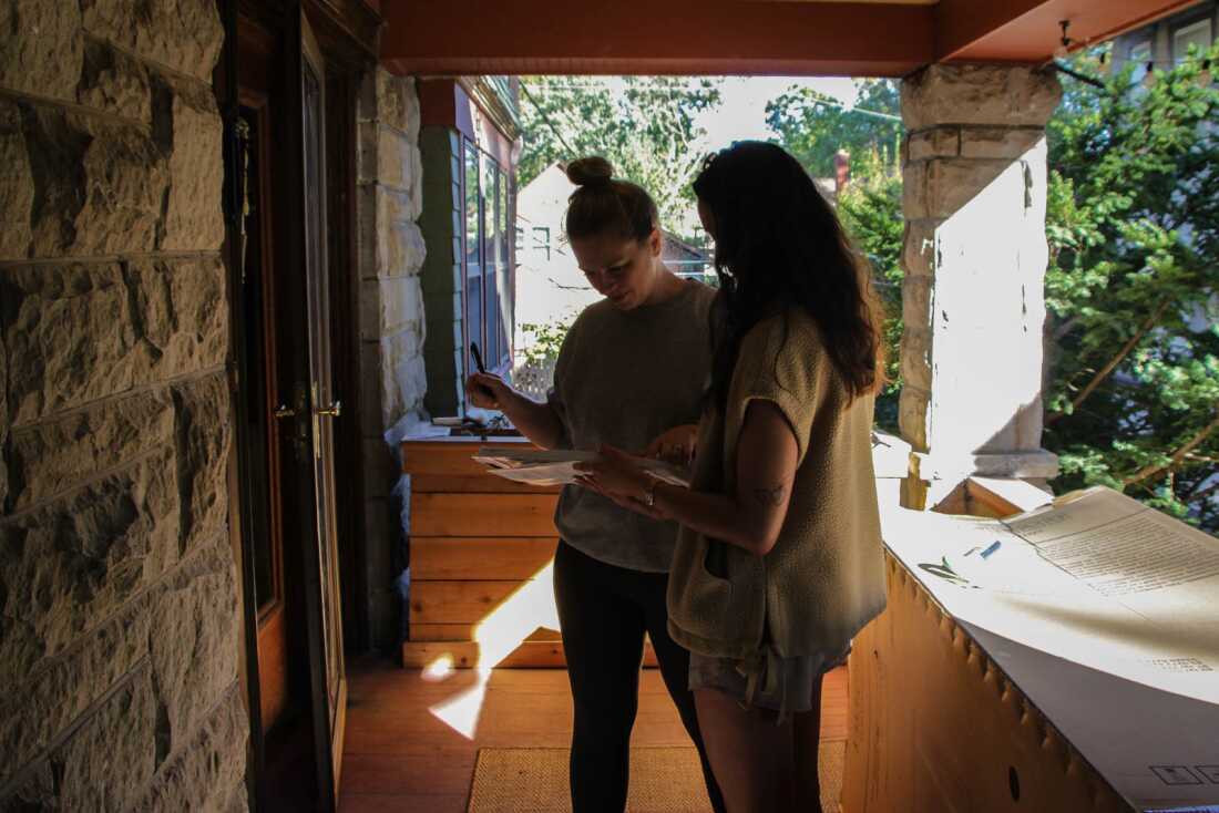 Leann Villaluz (derecha) ha estado yendo de puerta en puerta durante semanas para recolectar firmas para una petición para presentar el nuevo mapa del Congreso de Missouri a los votantes. Ella dice que la mayoría de las personas con las que ha hablado están dispuestas a firmar.
