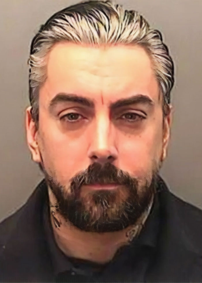 Foto policial de una estrella de rock involucrada en un ataque a prisión mientras cumplía condena por delitos contra niños.