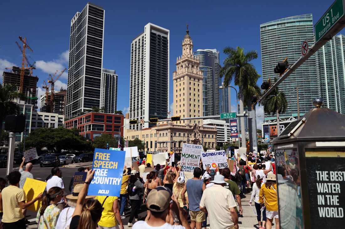 Los manifestantes marcharon por el centro de Miami.