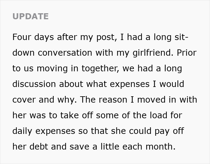 Actualización de texto sobre una mujer que exige ingresos combinados y que habla de que su novio es egoísta con el dinero después de mudarse juntos.