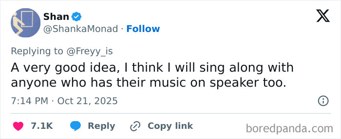 Captura de pantalla de una respuesta de Twitter sobre el uso del altavoz con otras personas que comparten sus historias relacionadas.